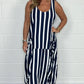 Gestreiftes Oversize-Kleid mit Bindegürtel und Tasche vorne