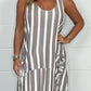 Gestreiftes Oversize-Kleid mit Bindegürtel und Tasche vorne