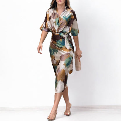 Elegantes Wickelkleid aus Satin mit abstraktem Print für Damen