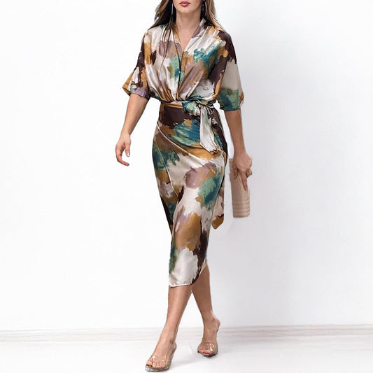 Elegantes Wickelkleid aus Satin mit abstraktem Print für Damen