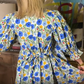 Damenkleid mit Blumenmuster, Gürtel und Puffärmeln