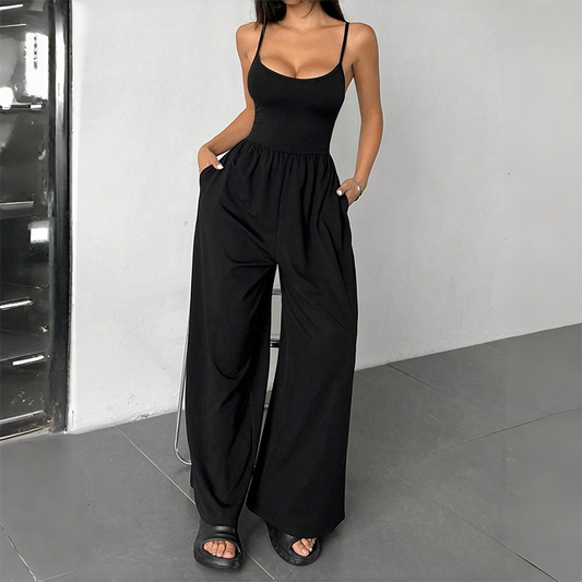 Jumpsuit mit Spaghettiträgern, weitem Bein und Taschen