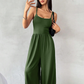 Jumpsuit mit Spaghettiträgern, weitem Bein und Taschen
