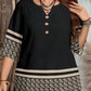 👔 LIMITED-TIME 60% RABATT! ✨ V-Neck Bluse – Leicht, Mit Knopfleiste, Geometrischem Besatz, Vielseitig 🍂