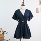 Eleganter Overall mit Ausschnitt an der Taille