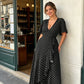 Langes Damenkleid mit V-Ausschnitt und Polka-Dots