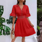 👗 50% RABATT! ✨ Schickes Kleid mit V-Ausschnitt & Spitzenausschnitten – Feminin & luftig – Perfekt für Sommer, Hochzeit oder romantische Abende – eleganter Blickfang mit feinen Details 🌸
