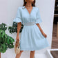 👗 50% RABATT! ✨ Schickes Kleid mit V-Ausschnitt & Spitzenausschnitten – Feminin & luftig – Perfekt für Sommer, Hochzeit oder romantische Abende – eleganter Blickfang mit feinen Details 🌸