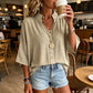 ✨Leichte Bluse mit V-Ausschnitt & Knopfleiste – figurschmeichelnd, knitterarm & leicht zu kombinieren – zu Hosen, Röcken & Shorts
