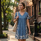 ✨ Kleid mit Denim-Optik & V-Ausschnitt – figurschmeichelnd, knitterarm & leicht zu kombinieren – zu Sneakern, Sandalen oder Stiefeln