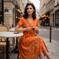 🌸👗 Blumiges Kleid mit V-Ausschnitt und Twist-Detail an der Taille – elegant und lässig für alle Anlässe